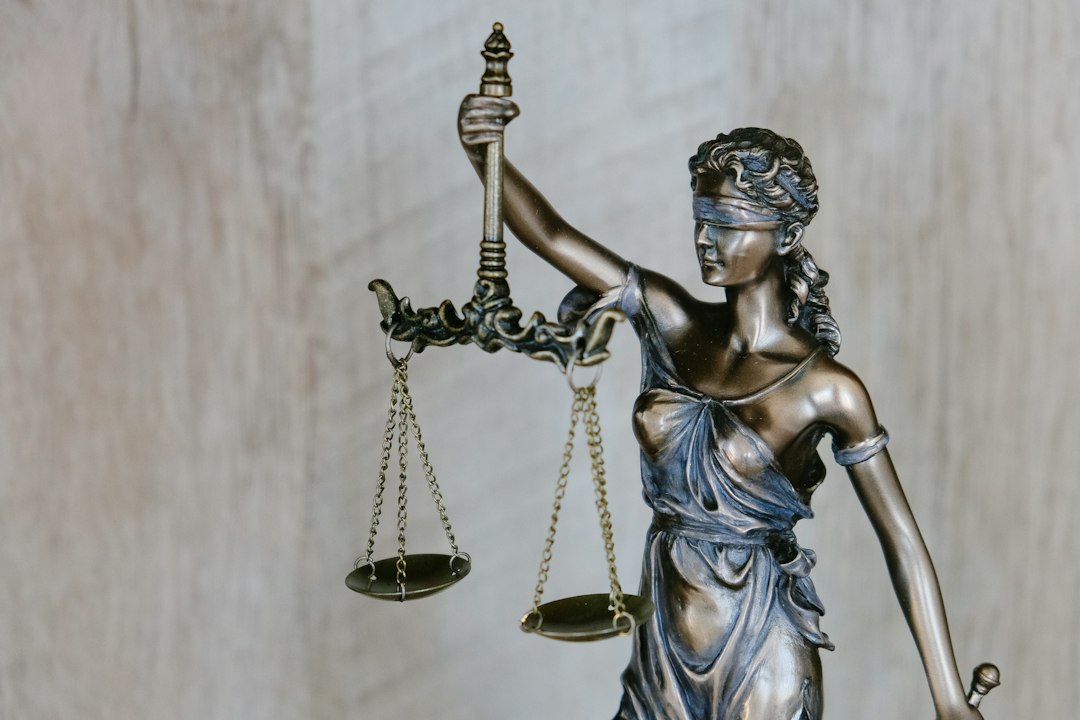 تمثال العدالة يحمل الميزان، صورة توضيحية لدليل المحامين